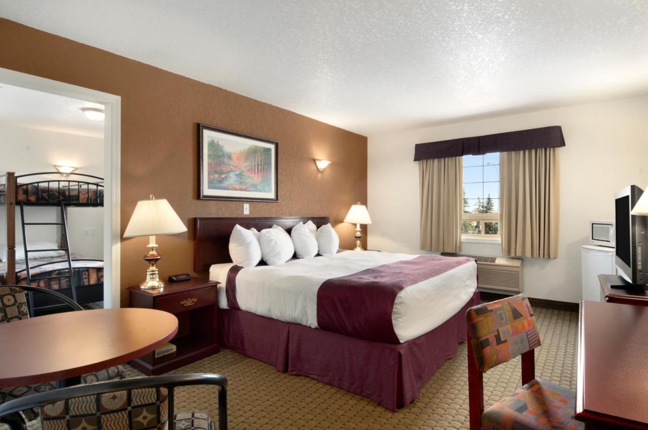 Ramada By Wyndham Red Deer Hotel & Suites Экстерьер фото