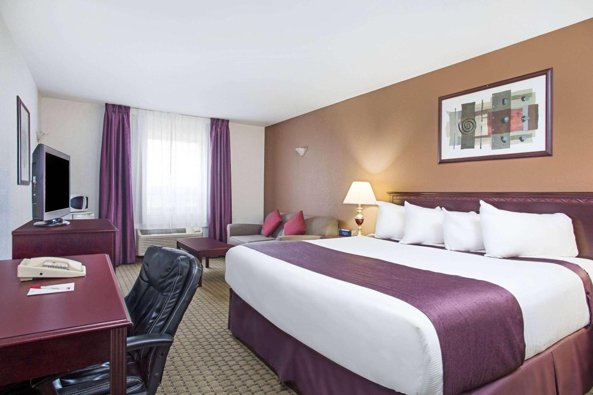 Ramada By Wyndham Red Deer Hotel & Suites Экстерьер фото